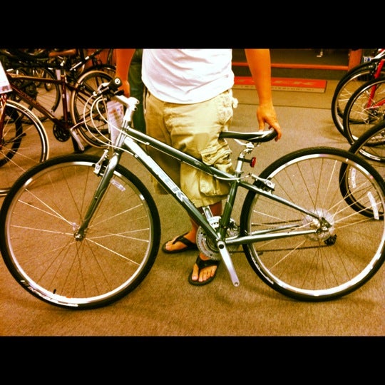 รูปภาพถ่ายที่ Village Cycle Center โดย Kristina เมื่อ 3/29/2012