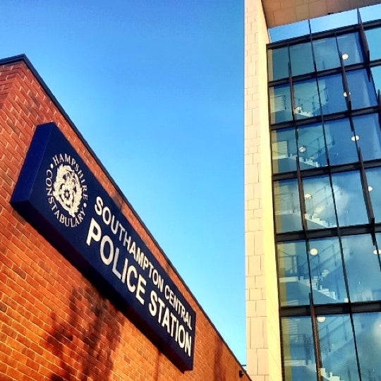 Foto tirada no(a) Southampton Central Police Station por Chris T. em 8/2/2012