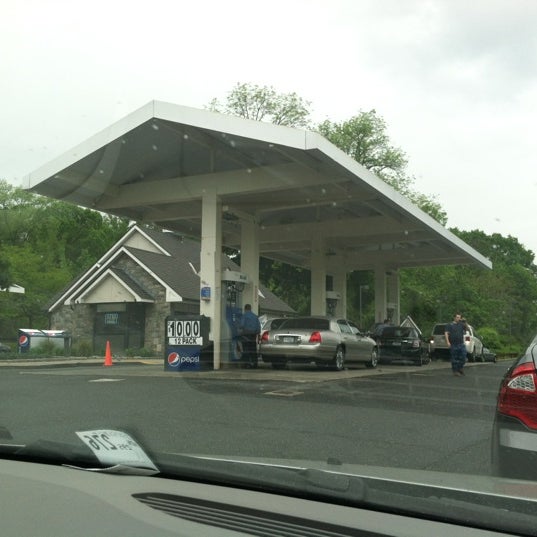 Hutchinson River Parkway Mobil Gas Station in White Plains