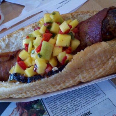 รูปภาพถ่ายที่ Pee Wee&#39;s Famous Hot Dogs and Hamburgers โดย Denise A. เมื่อ 5/5/2011
