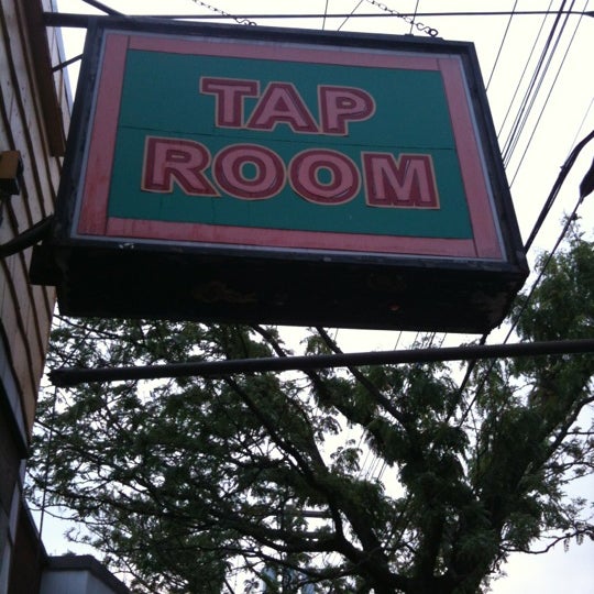 Photo taken at Delaney&#39;s Restaurant &amp; Tap Room by Sarah K. on 5/25/2012