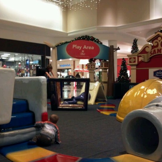 Das Foto wurde bei West Towne Mall von Casey S. am 12/8/2011 aufgenommen