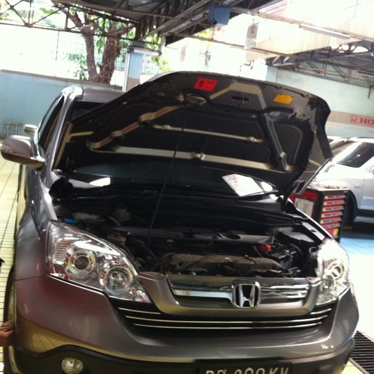 Photo taken at Honda Makassar Indah by Steven T. on 4/2/2012