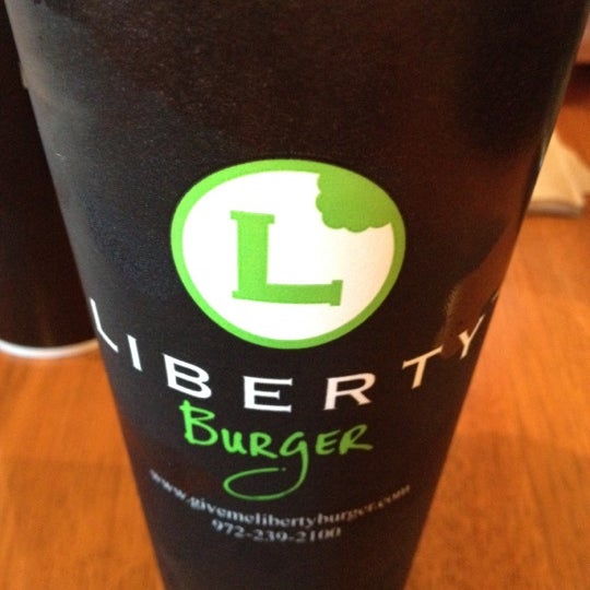 8/22/2012 tarihinde Jeremy S.ziyaretçi tarafından Liberty Burger'de çekilen fotoğraf