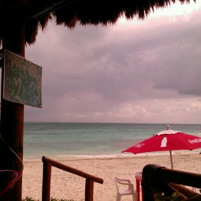 Foto tomada en Paradise Restaurant &amp; Beach Bar  por J el 3/14/2012