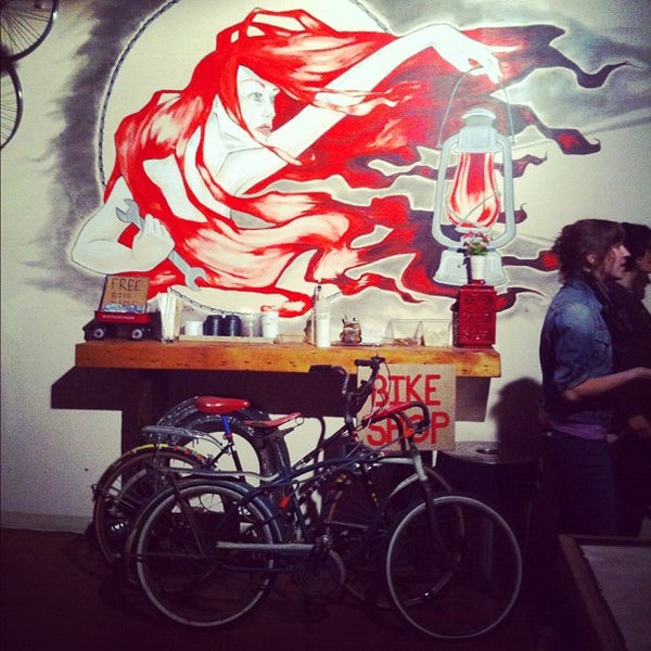 Снимок сделан в Red Lantern Bicycles пользователем iamthescrapman 5/19/2012
