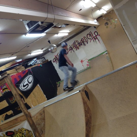 รูปภาพถ่ายที่ Santa Cruz Skate and Surf Shop โดย Shawn H. เมื่อ 3/21/2012