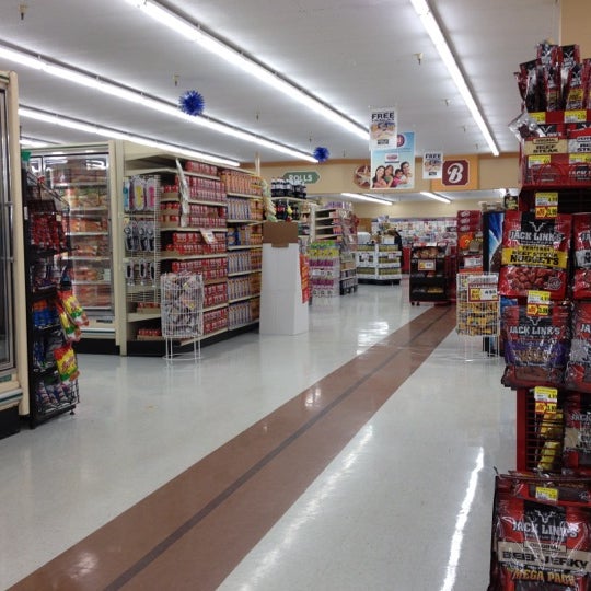 покупатель в магазине. супермаркет дилер. мужчина в супермаркете. мужская фотосессия в супермаркете. пятерочка братьев кашириных челябинск.