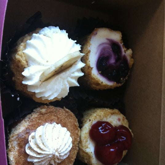Foto scattata a Pacific Cheesecake Company da Marcie J. il 10/13/2011