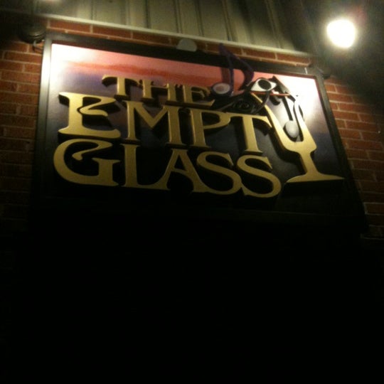 Foto tirada no(a) The Empty Glass por Jason R. em 11/6/2011