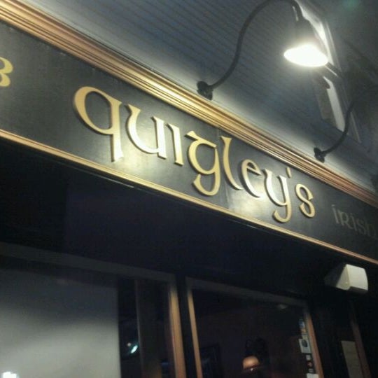 Foto tirada no(a) Quigley&#39;s Irish Pub por Erin G. em 10/9/2011