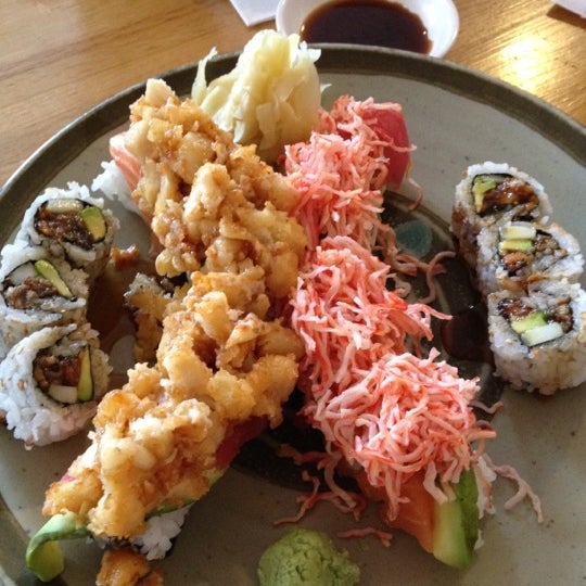 Foto tomada en Sato Japanese Restaurant  por Scott R. el 1/6/2012
