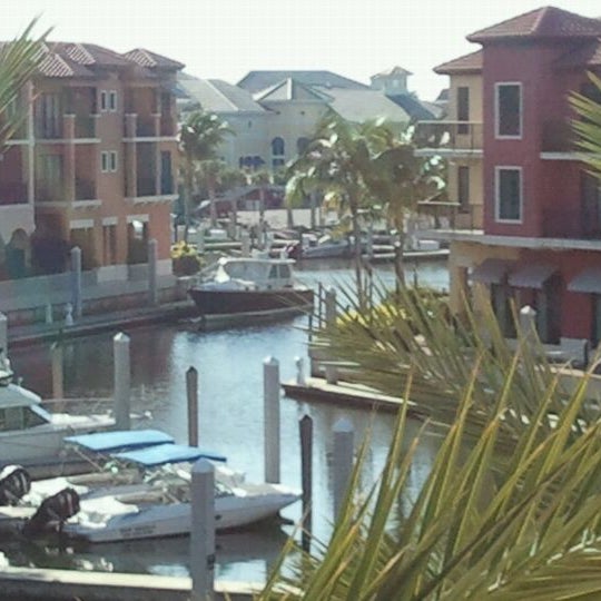 Foto scattata a Naples Bay Resort and Marina da Paige W. il 1/18/2012