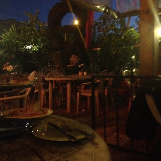 Das Foto wurde bei The Pizza Place &amp; Garden Cafe von Lauren R. am 6/23/2012 aufgenommen
