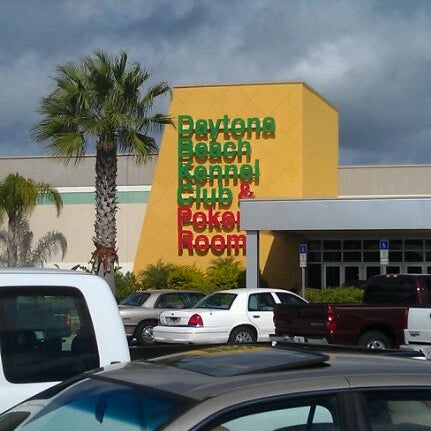 Foto tomada en Daytona Beach Kennel Club and Poker Room  por Rosha L. el 11/21/2011