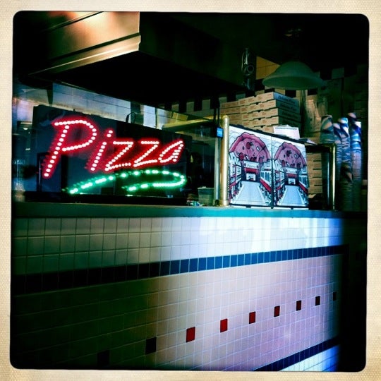 Снимок сделан в Rudy&#39;s Pizza &amp; Italian Bistro пользователем Shannon S. 3/15/2011