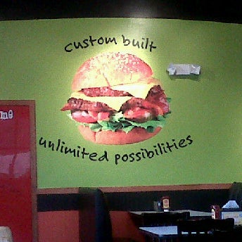 Снимок сделан в MOOYAH Burgers, Fries &amp; Shakes пользователем Sondra L. 11/21/2011
