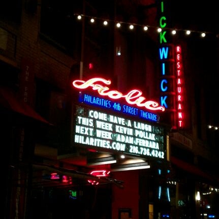 Foto scattata a Hilarities 4th Street Theatre da Jessica H. il 11/19/2011