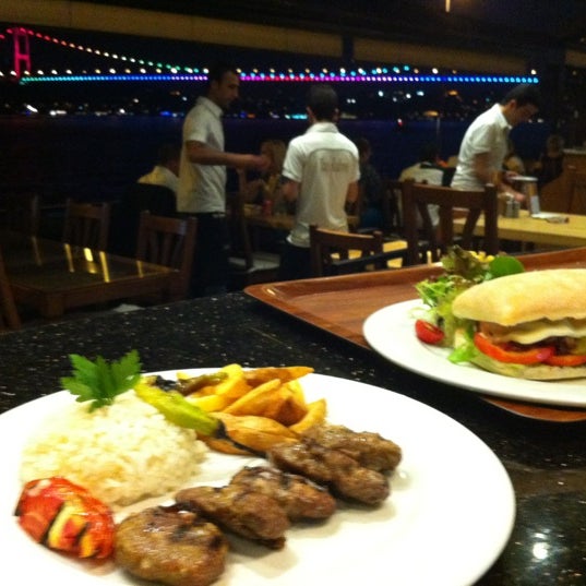 Das Foto wurde bei Taş Kahve Cafe &amp; Restaurant von Taş Kahve E. am 7/7/2012 aufgenommen