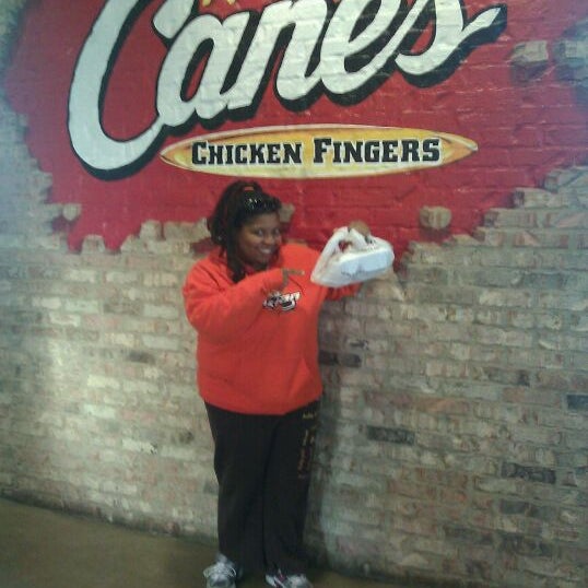 รูปภาพถ่ายที่ Raising Cane&#39;s Chicken Fingers โดย Haizle W. เมื่อ 4/2/2011