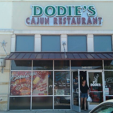 รูปภาพถ่ายที่ Dodie&#39;s Cajun Restaurant โดย Doug C. เมื่อ 5/7/2011