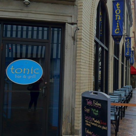 Foto tirada no(a) Tonic Bar And Grill por Blake em 3/24/2012