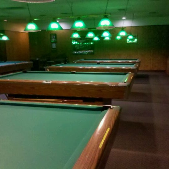 1/20/2012 tarihinde Brett E.ziyaretçi tarafından Cushions Billiards &amp; Lounge'de çekilen fotoğraf