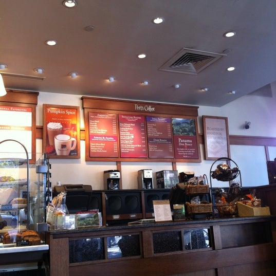 Photo taken at Peet&#39;s Coffee &amp; Tea by Masashi S. on 9/19/2011