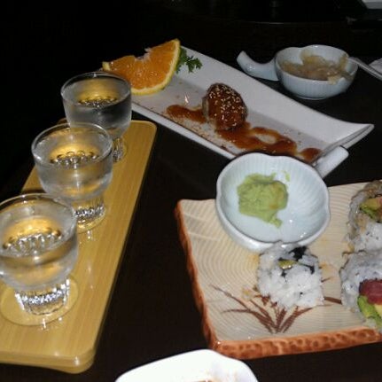 Снимок сделан в Bluefin Japanese Restaurant &amp; Lounge пользователем Minh H. 9/17/2011