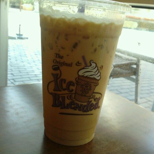 Photo taken at The Coffee Bean &amp; Tea Leaf by David T. on 8/18/2011