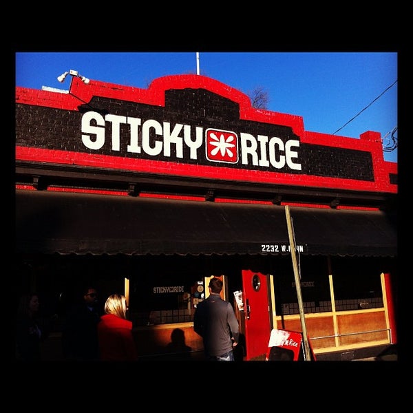 รูปภาพถ่ายที่ Sticky Rice RVA โดย Kevin B. เมื่อ 1/29/2012