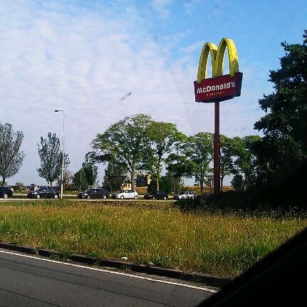 Foto tirada no(a) McDonald&#39;s por Emiel H. em 6/7/2011