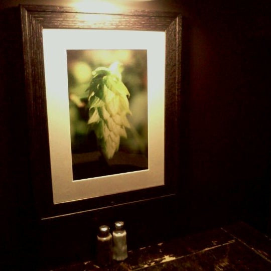 2/14/2012 tarihinde Missy R.ziyaretçi tarafından Bastone Brewery'de çekilen fotoğraf