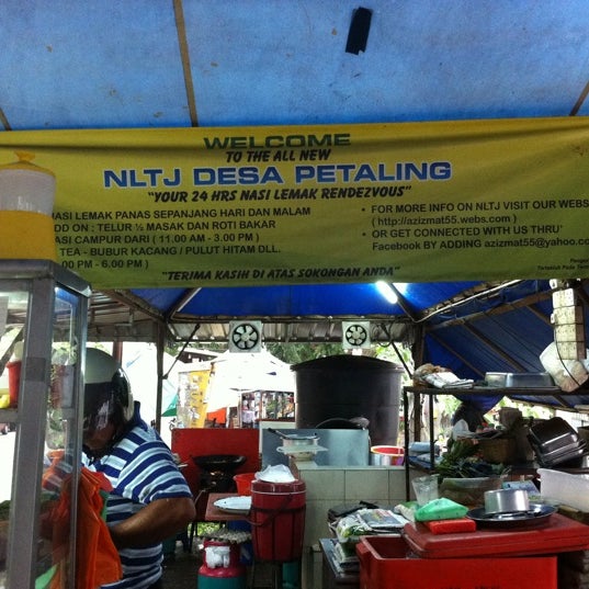 Photo taken at Nasi Lemak Tepi Jalan (NLTJ) by Aziz M. on 10/6/2011