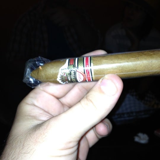 Foto diambil di Highland Cigar Co. oleh Spencer A. pada 5/6/2012