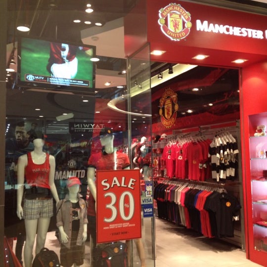 Магазин manchester united. Манчестер юнайтед. United shop. Манчестер в магазине это. United shop.