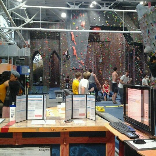 Photo taken at Brooklyn Boulders by yahoo t. on 10/27/2011