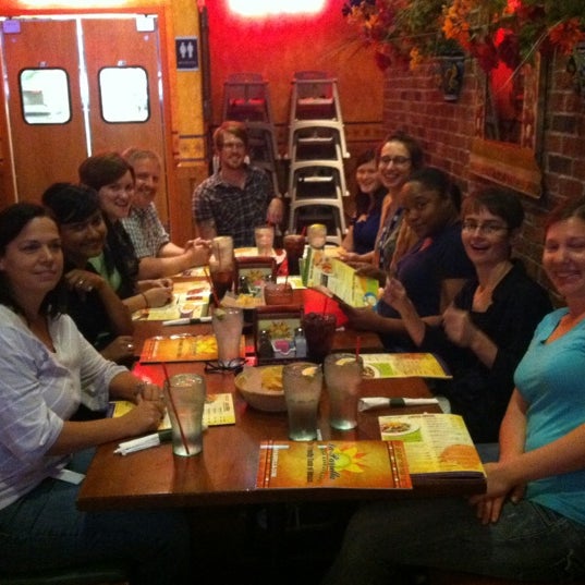 8/30/2012 tarihinde Rashan V. B.ziyaretçi tarafından La Parrilla Mexican Restaurant'de çekilen fotoğraf