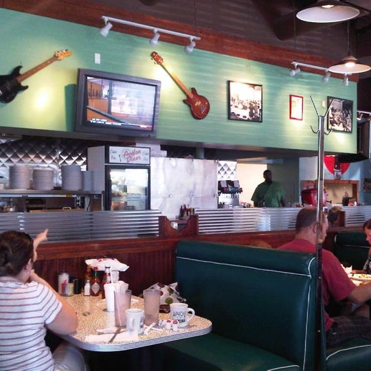 9/5/2011 tarihinde Thomas S.ziyaretçi tarafından Avalon Diner'de çekilen fotoğraf