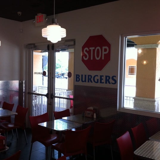 Foto tirada no(a) Burger Zone por Prezidentace A. em 6/21/2011