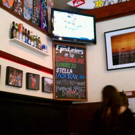 รูปภาพถ่ายที่ Epstein&#39;s Bar โดย Poncho G. เมื่อ 11/20/2011