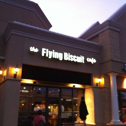 Foto scattata a The Flying Biscuit Cafe da Brad K. il 9/28/2011