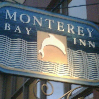 รูปภาพถ่ายที่ Monterey Bay Inn โดย Julie B. เมื่อ 10/25/2011