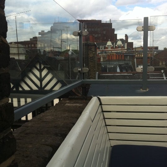 รูปภาพถ่ายที่ Soho House (Roof Deck) โดย josh r. เมื่อ 5/27/2011