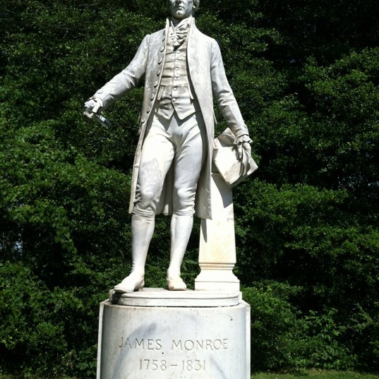 6/17/2012에 Justin G.님이 James Monroe&#39;s Highland에서 찍은 사진