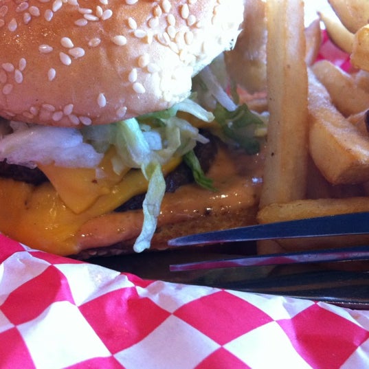 Снимок сделан в Gino&#39;s Burgers &amp; Chicken пользователем Karen M. 2/18/2012