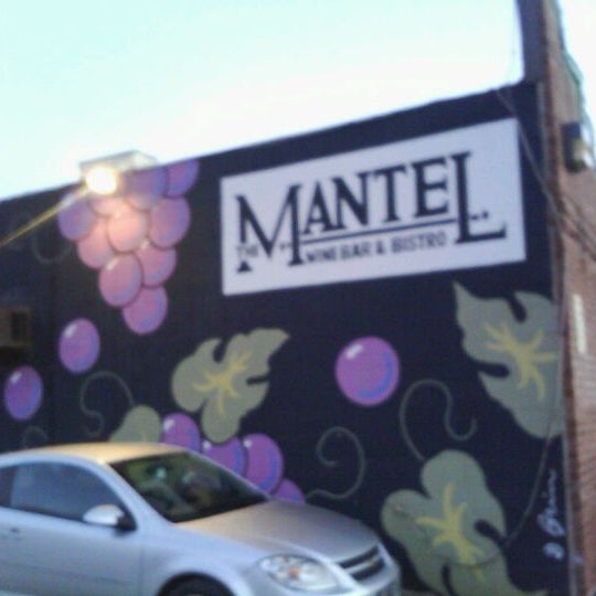 Foto scattata a Mantel Wine Bar and Bistro da Shua D. il 1/16/2012