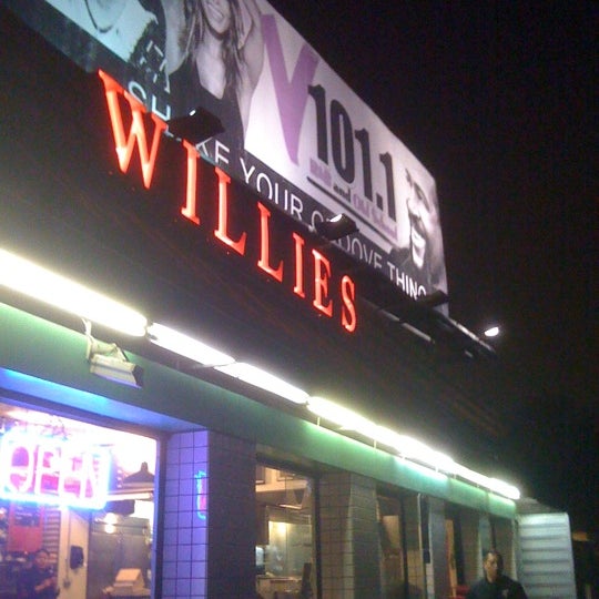 Photo taken at Willie&#39;s Burgers by Nestor N. on 1/17/2011