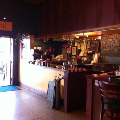 รูปภาพถ่ายที่ King Corona Cigars Cafe &amp; Bar โดย Tom S. เมื่อ 12/23/2010