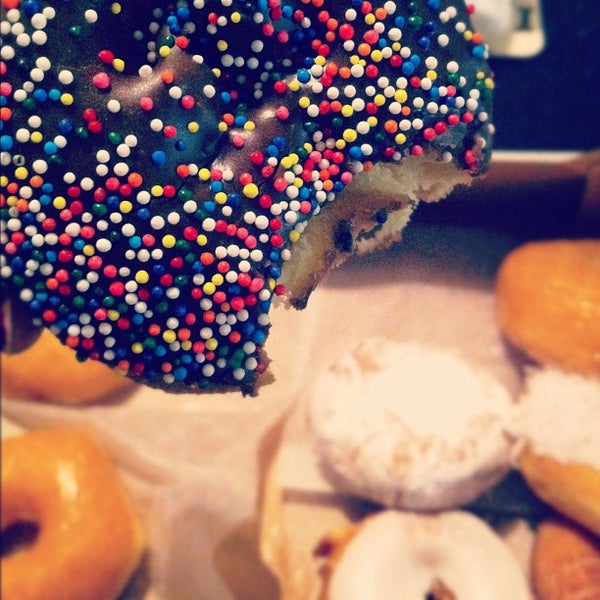 Снимок сделан в Ken&#39;s Donuts пользователем Jared T. 11/14/2011